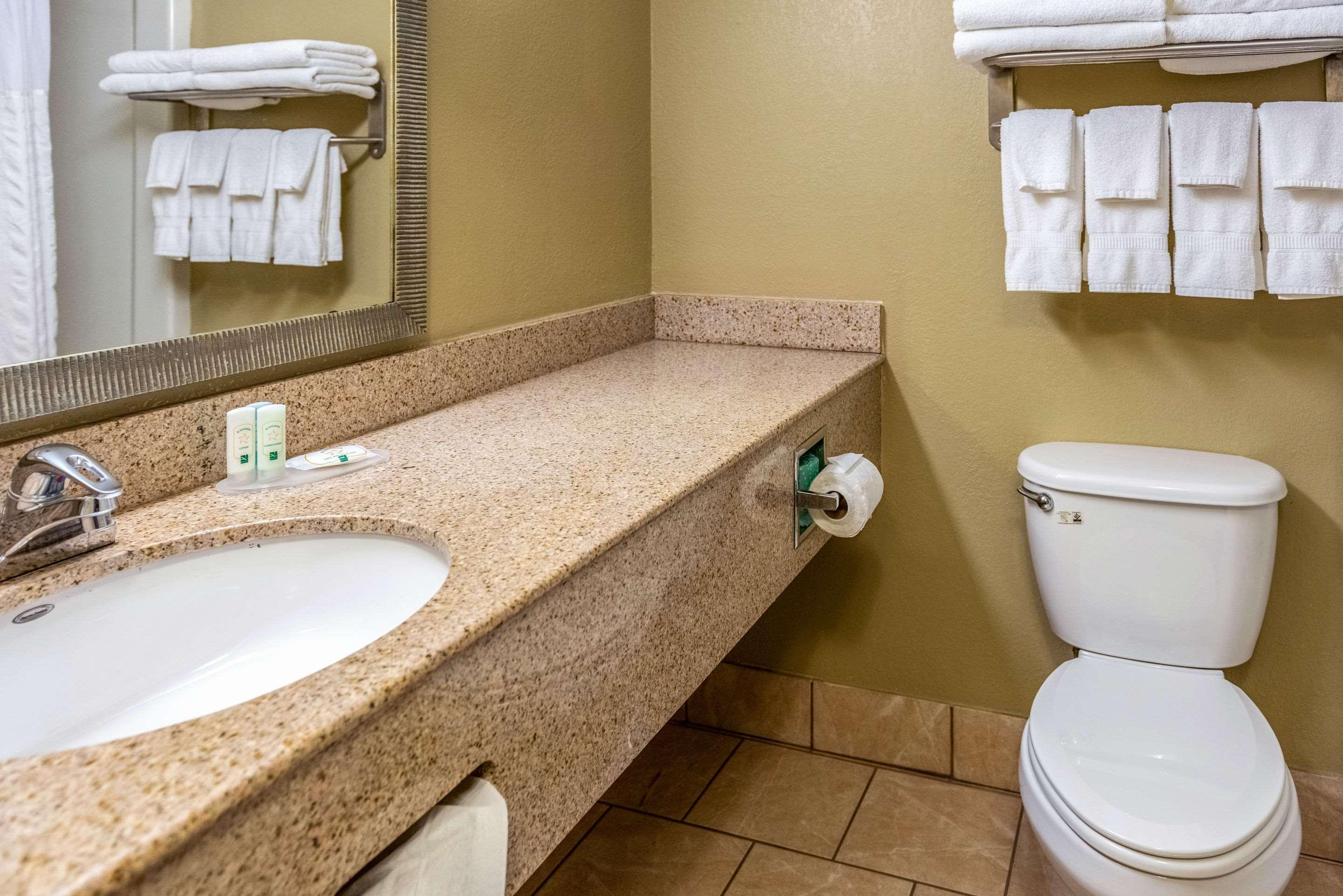 Quality Inn & Suites Seville Экстерьер фото