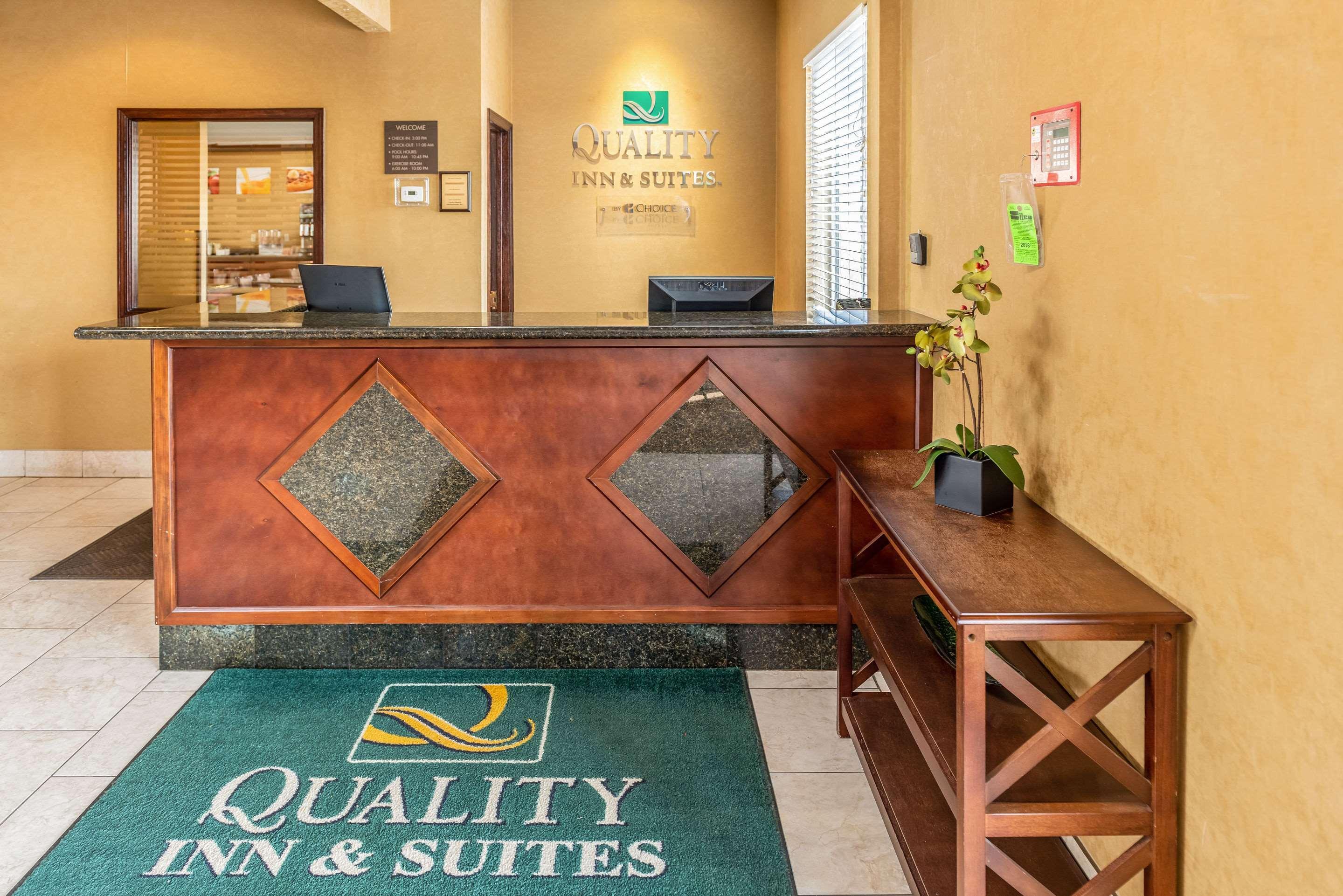 Quality Inn & Suites Seville Экстерьер фото