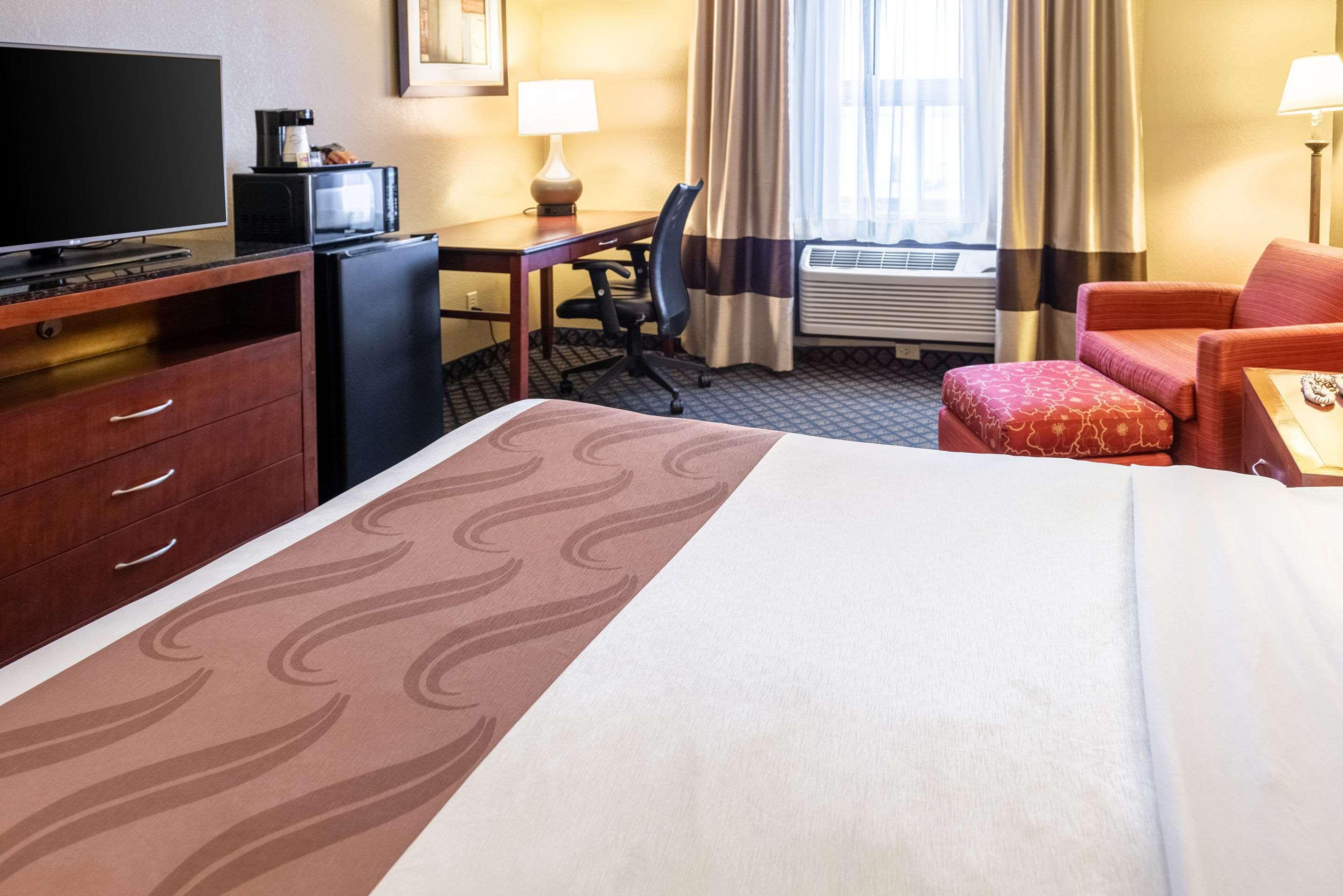Quality Inn & Suites Seville Экстерьер фото