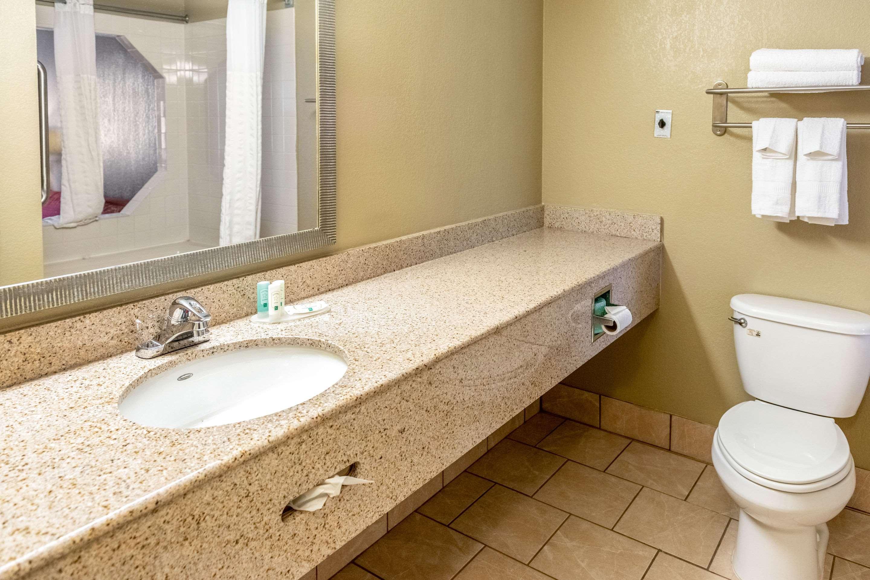 Quality Inn & Suites Seville Экстерьер фото