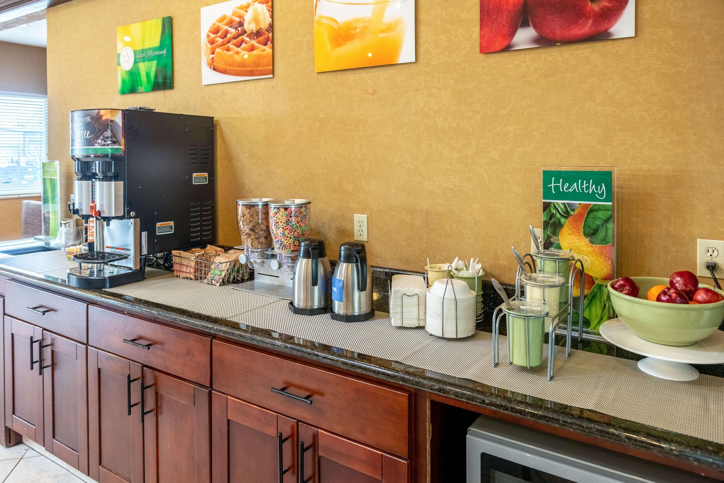 Quality Inn & Suites Seville Экстерьер фото