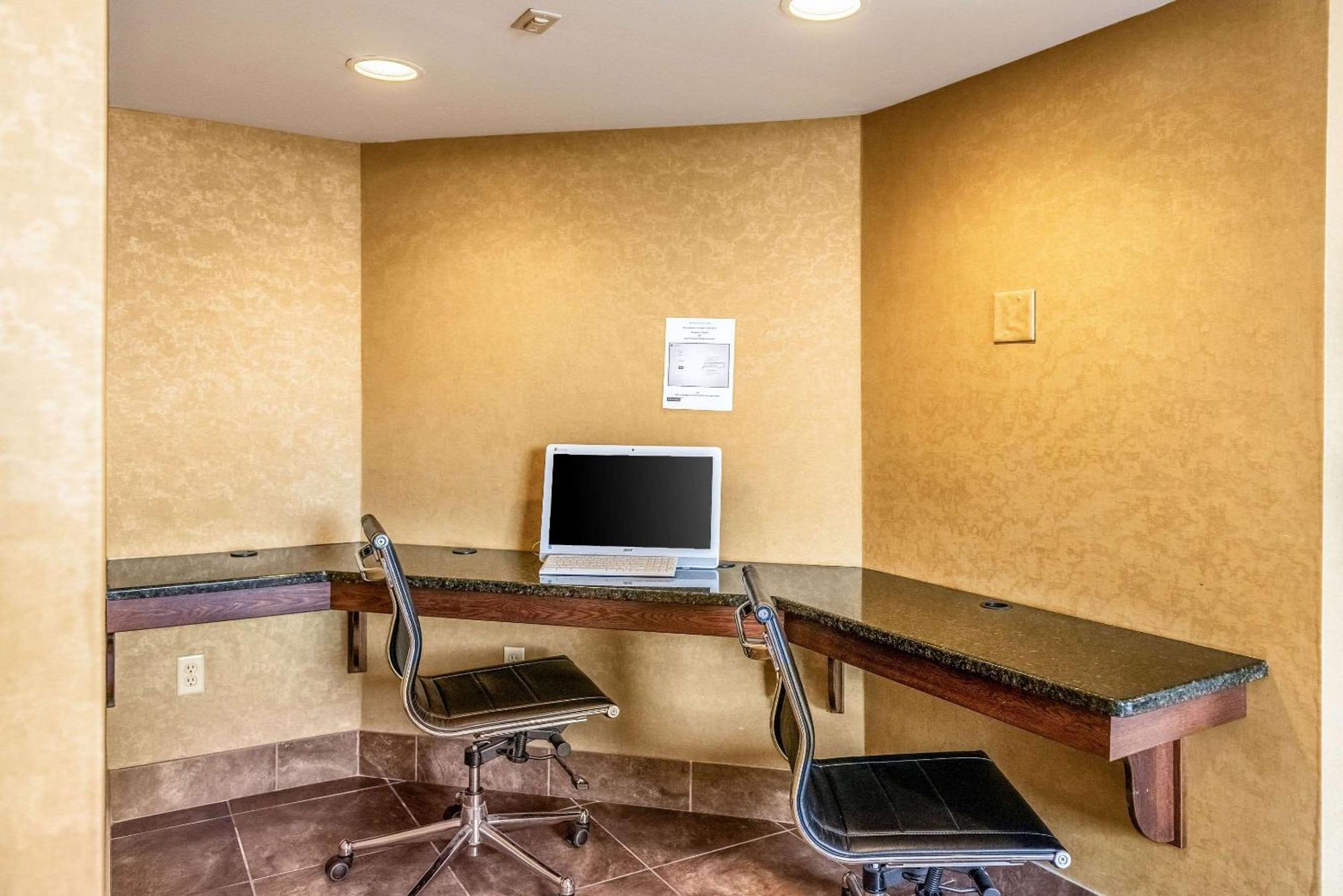 Quality Inn & Suites Seville Экстерьер фото