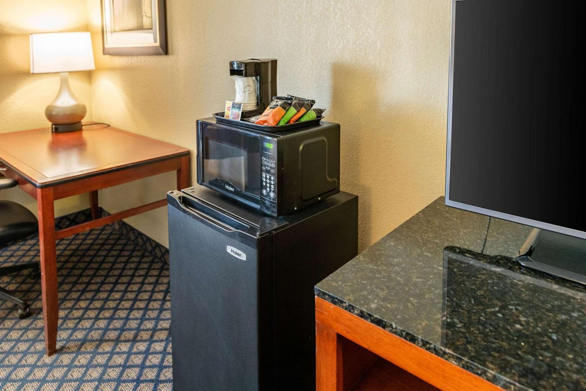 Quality Inn & Suites Seville Экстерьер фото