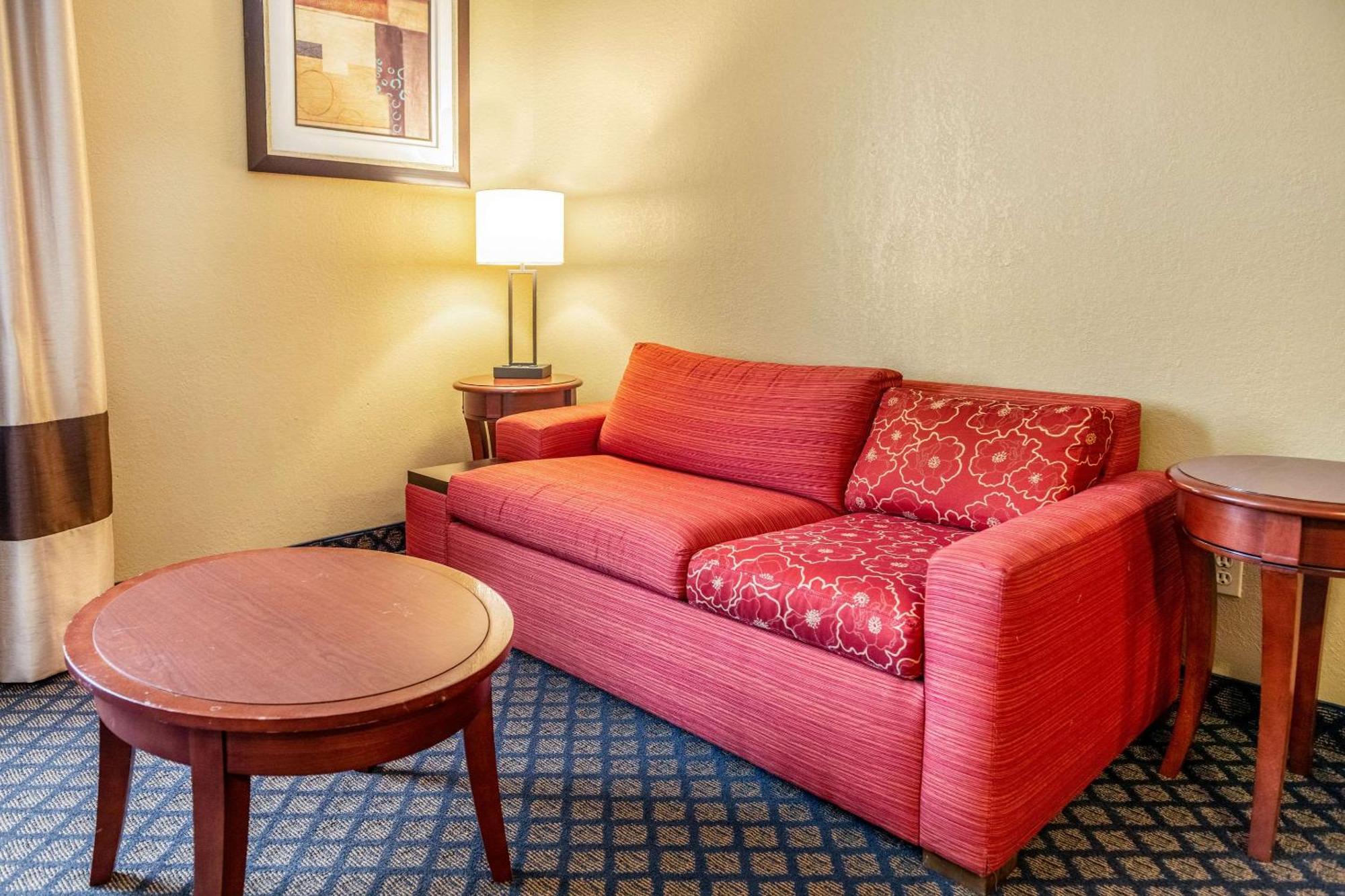 Quality Inn & Suites Seville Экстерьер фото