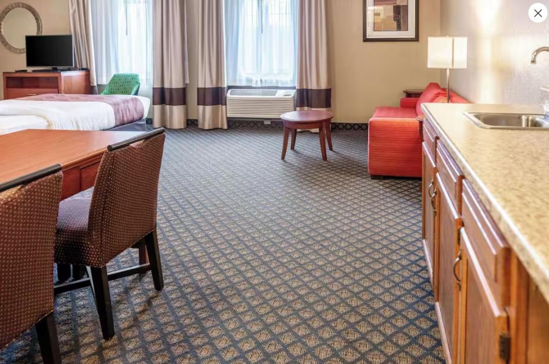 Quality Inn & Suites Seville Экстерьер фото